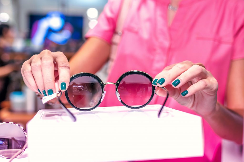 la Lunetterie femme qui tiens des lunettes de vue